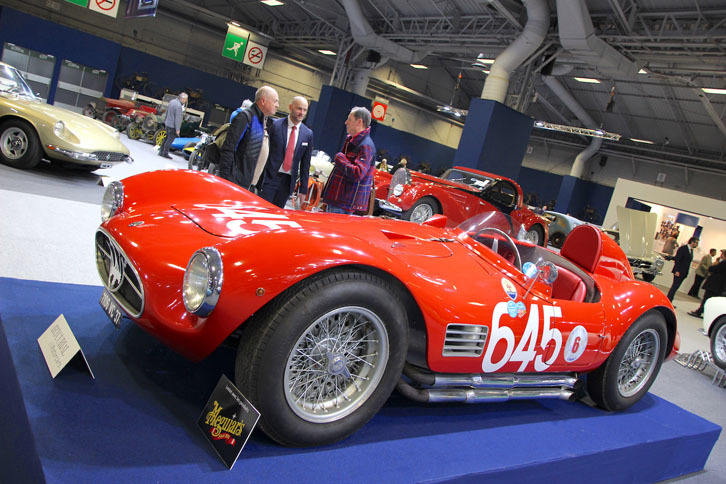 会期中開催されたアールキュリエル社のオークション内覧会より。「マセラティA6 GCS/53スパイダー」（1954年）は、日本円にして約3億2500万円で落札された。