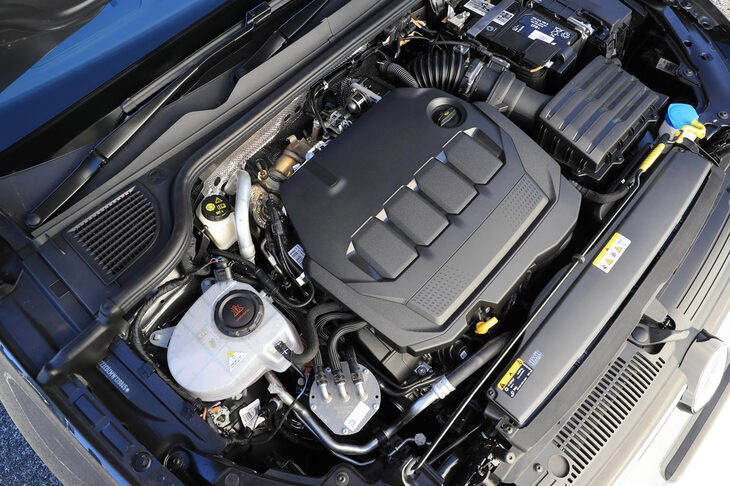「TDI」に搭載される2リッター直4ディーゼルターボエンジン。360N・mという最大トルクは、自然吸気のガソリンエンジンなら3.5リッターV6ユニットに匹敵するものだ。（写真：荒川正幸）