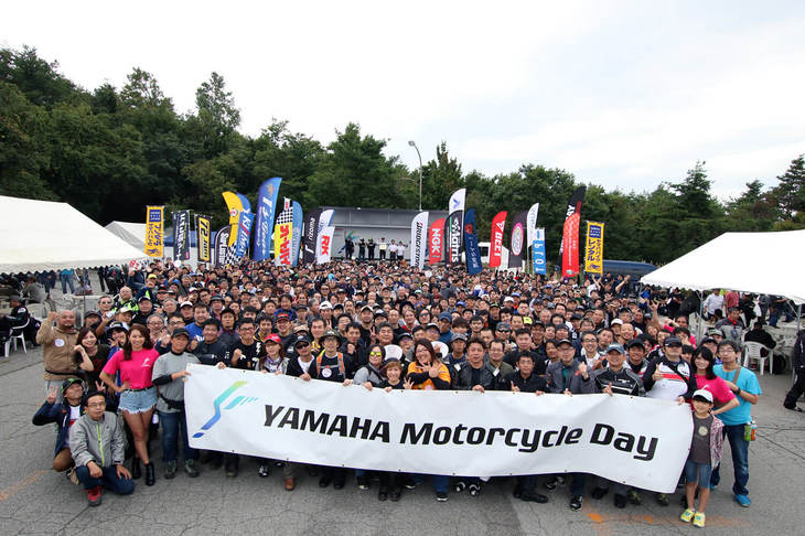 9月7日の熊本での西会場と9月28日の東会場の2カ所で開催された「YAMAHA Motorcycle Day 2019」。東会場となる山梨の「ふじてんリゾート」には、早朝からヤマハ車ユーザーを中心に多くのライダーが集結。2回実施された来場記念の集合写真は、多くのファンが積極的に参加してくれたこともあり、バックとなるステージが遠く感じるほどのボリュームとなった。
