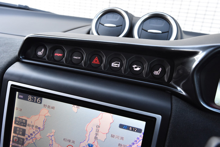 走行モードの選択やエキゾーストサウンドの切り替えなどは、ダッシュボード上段に並べられた押しボタン式のスイッチで操作する。
