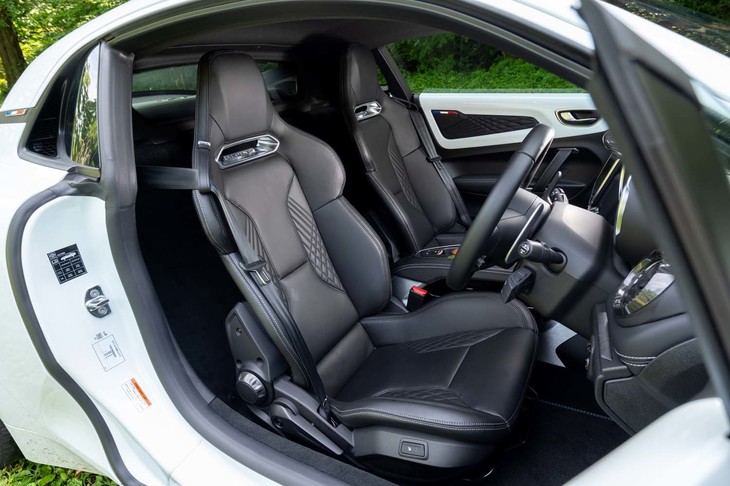 サベルト製のスポーツシートにはヒーターが備わるほか、背もたれの角度や座面の高さ調整が可能（他グレードはバケットシート）。