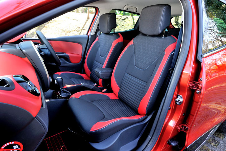 「インテンス」ではシートのカラーコーディネートも変更され、背もたれとクッションの両端にカラーラインが入った（従来は背もたれ上端とクッション前端にカラーアクセントが入っていた）。