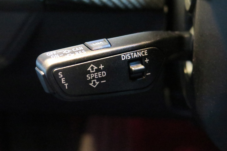 アウディRS e-tron GT（アダプティブクルーズコントロールのコントローラー）