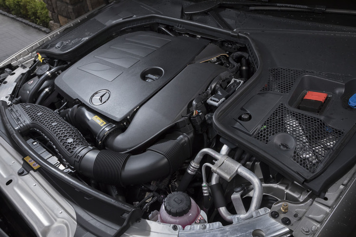 低回転域をモーターがサポートするため、「C200」に積まれる1.5リッターターボエンジン「M264」は、最大トルクの発生回転域が3000-4000rpmと、今どきのターボエンジンとしては高めに設定されている。