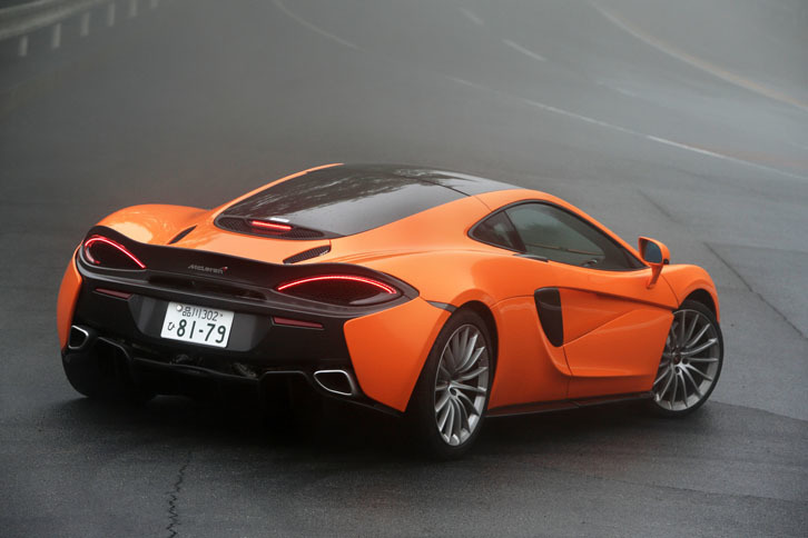 ガラスハッチが採用されたことにより、「570S」などと比べるとルーフラインの滑らかさが強調された。