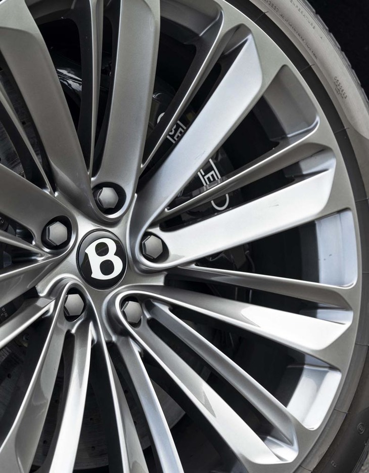 専用デザインの22インチ10スポークアルミホイール。オプションでカーボンセラミックブレーキが用意される。