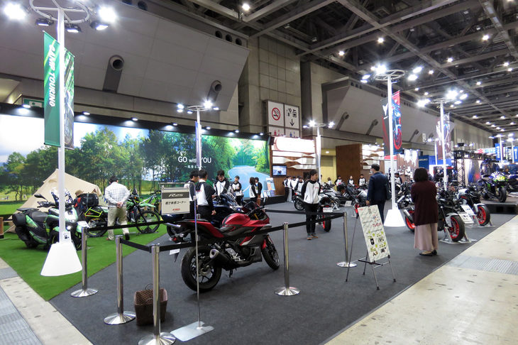 東京モーターサイクルショー2019の会場より、ヤマハのブースの様子。