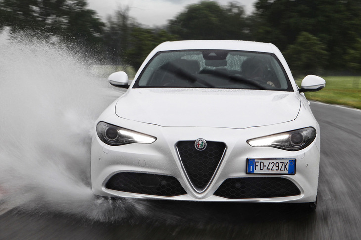 4ドアセダン「ジュリア」のフロントマスク。
	ほった：「こうして見ると、ほとんど同じですね」