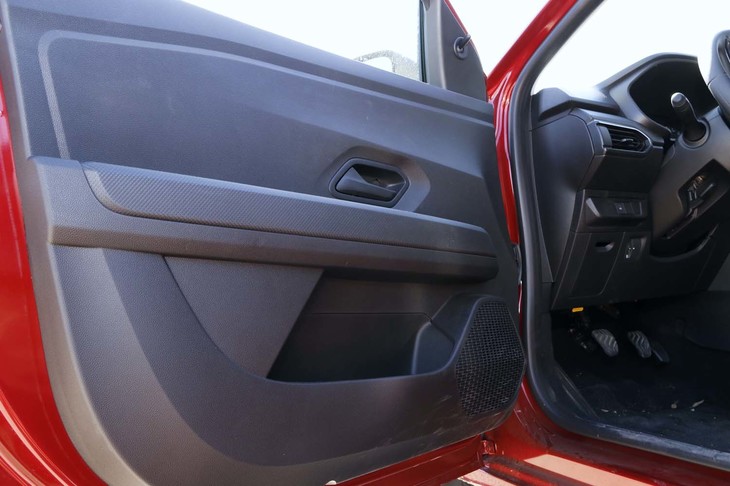 ドアの内張りは依然としてダチア流のシンプルなものだが、3代目に至ってずいぶんと見栄えが向上した。