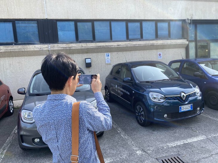 借り出し前、エルネストさんの指示に従い、アプリを通じて車両の写真を4アングル撮影する。
