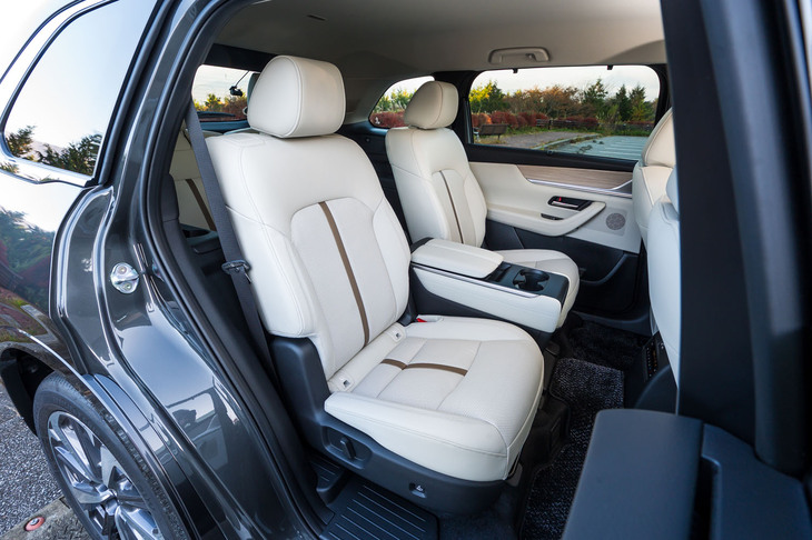 「CX-80」の2列目にはベンチシート（3人掛け）とセンターウォークスルーシート（2人掛け）もあるが、「エクスクルーシブモダン」は立派なセンターコンソールを備えた豪華なキャプテンシート（2人掛け）を装備。ヒーター／ベンチレーション機能も付いている。