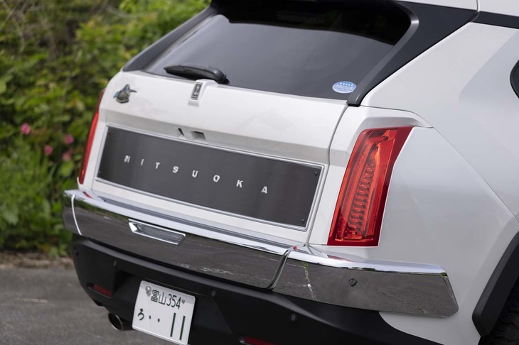 リアゲートにはウッド調の大きなパネルをレイアウト。文字間隔を大きく開けて「MITSUOKA」ロゴがあしらわれる。