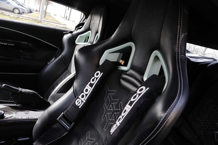 運転席には、サーキットでのテスト走行用にスパルコ製4点式シートベルトが装着されていた。バックレストのエンボスとステッチもイタルデザインで丹念に仕上げられる。
