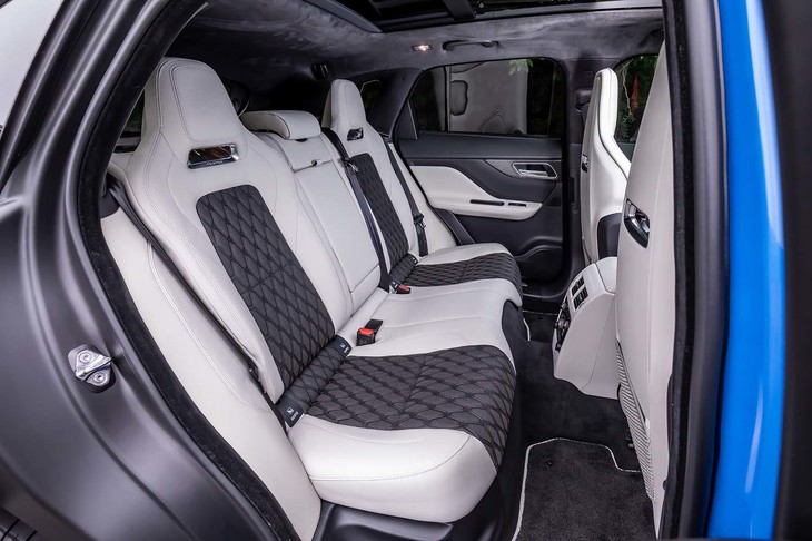 フロントシートに合わせ、左右席のセンター部分にロゼンジパターンをあしらったリアシート。セパレートタイプに見えるが3人掛けで、乗車定員は5人となる。背もたれは40：20：40の分割可倒機構を備える。
