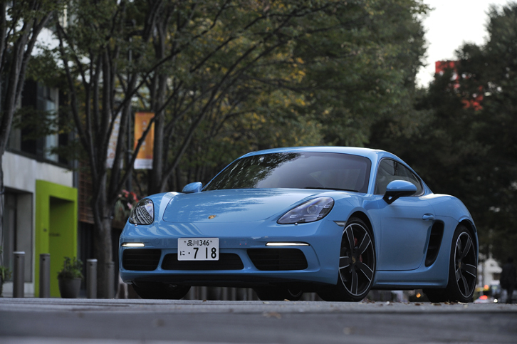 「マイアミブルー」のボディーカラーをまとう「718ケイマンS」。グラマラスなフェンダーのふくらみが、プレミアムスポーツとしての個性を主張する。