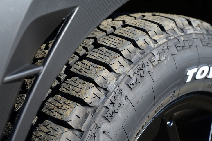 動的な部分で、ベース車との唯一の違いとなるトーヨーのオールテレインタイヤ。ゴツゴツしたトレッドパターンゆえ、微振動や騒音の発生を予想していたが、実際にはほとんど気にならなかった。