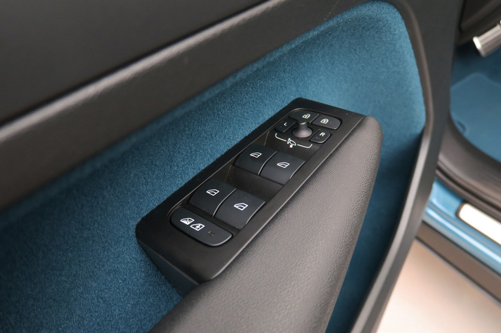 ボルボC40リチャージ（フロントドアコンソール）