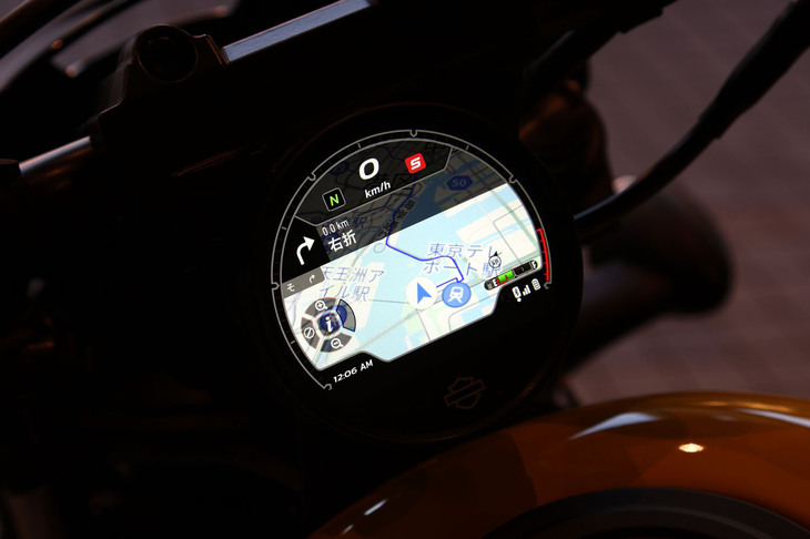 インフォテインメントシステムをスマートフォンにつなげば、ナビゲーションシステムも利用可能！ “スポーツ”ファミリーのハーレー（かつては“スポーツスター”ファミリーって呼ばれていたっけ）で、こんなことができるようになるとは……。