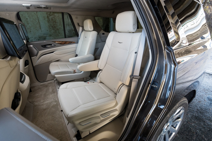2列目シートには12.6インチディスプレイのエンターテインメントシステムを標準装備。座面と背もたれにヒーターを内蔵するほか、格納状態から荷室のボタンで座席を起こせるパワーリリース機能が備わる。