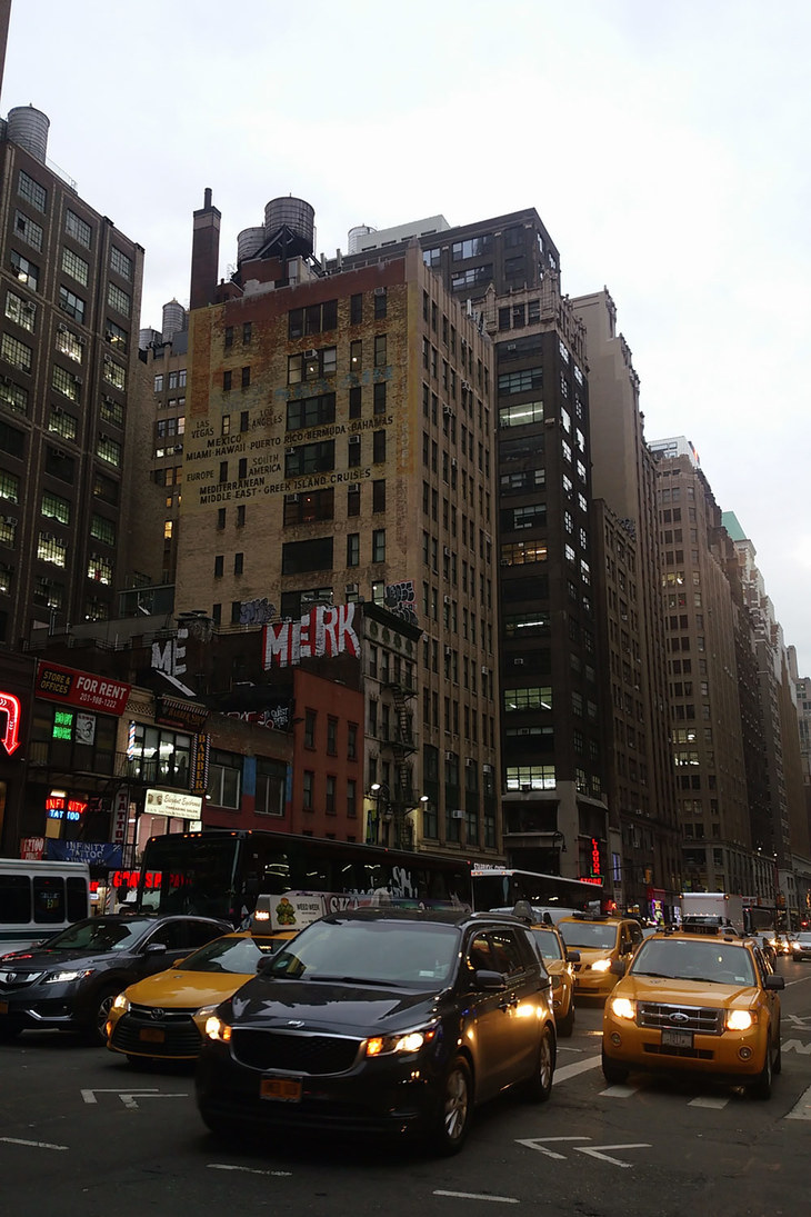 ニューヨーク州マンハッタン ミッドタウンの道路交通の様子。