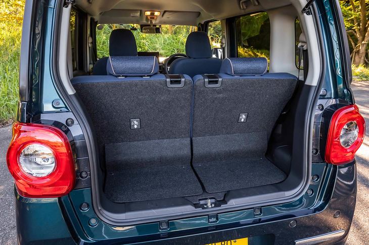 荷室の広さは他の軽ワゴンと同じく必要十分といった感覚で、すぐそこが壁（＝リアシートバック）だ。