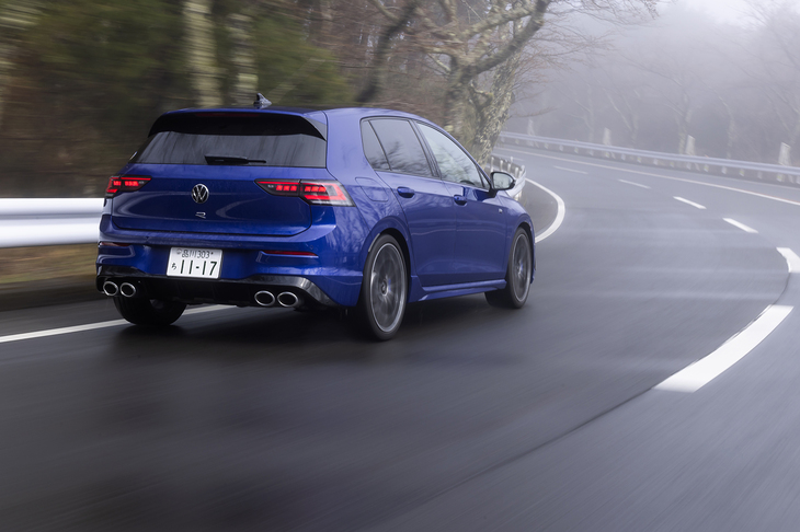 【フォルクスワーゲン・ゴルフRアドバンスのスペック】
	ボディーサイズ：全長×全幅×全高＝4295×1790×1460mm／ホイールベース：2620mm／車重：1520kg／駆動方式：4WD／エンジン：2リッター直4 DOHC 16バルブ ターボ／トランスミッション：7段AT／最高出力：333PS（245kW）/5600-6500rpm／最大トルク：420N・m（42.8kgf・m）/2100-5500rpm／タイヤ：（前）235/35R19 91Y XL／（後）235/35R19 91Y XL（ブリヂストン・ポテンザS005）／燃費：--km/リッター／価格：749万9000円
	
	【取材時の燃費データ】
	テスト距離：286.2km（市街地2：高速道路5：山岳路3）／使用燃料：36.1リッター（ハイオクガソリン）／参考燃費：7.9km/リッター（満タン法）／8.1km/リッター（車載燃費計計測値）