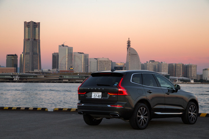 新型「XC60」のボディーサイズは全長×全幅×全高＝4690×1900×1660mm。従来モデルより全長と全幅を拡大しつつ、全高を抑えたことで、伸びやかかつロー＆ワイドなプロポーションを実現している。