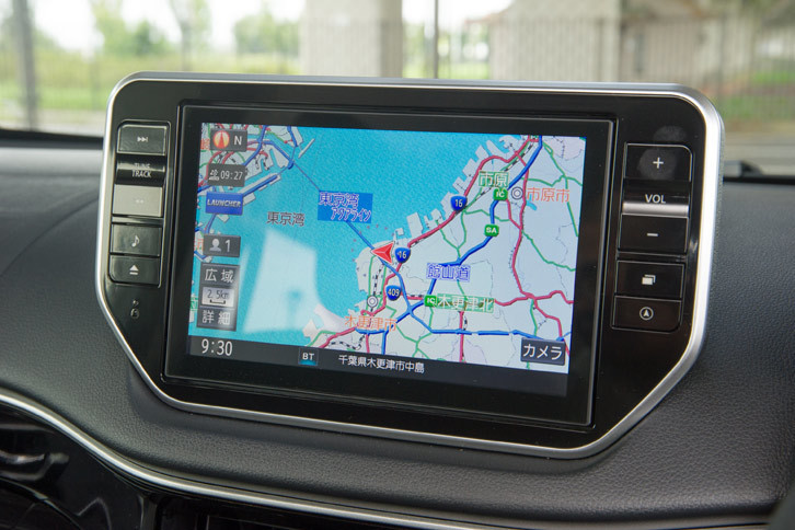 ディーラーオプションのメモリーナビやオーディオユニットなどを収める、ダッシュボード上部のオーディオパネル。今回の改良では、ナビゲーションシステムのモニターに自車の俯瞰（ふかん）映像を表示する「パノラマモニター」がオプション設定された。