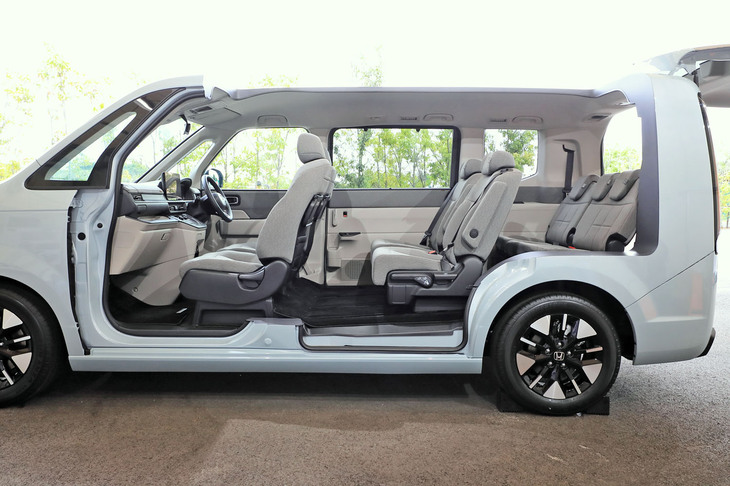 新型「ホンダ・ステップワゴン」取材会場の様子（カットモデル）