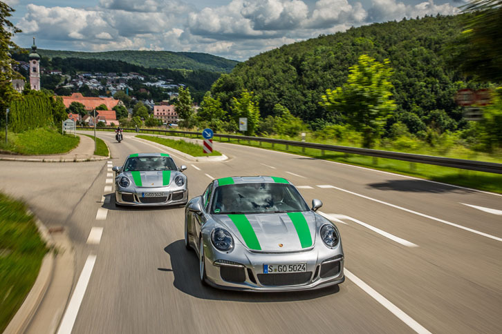 今回の試乗に用いられた2台の「911R」。ボンネットからリアへと伸びるストライプが目を引く。