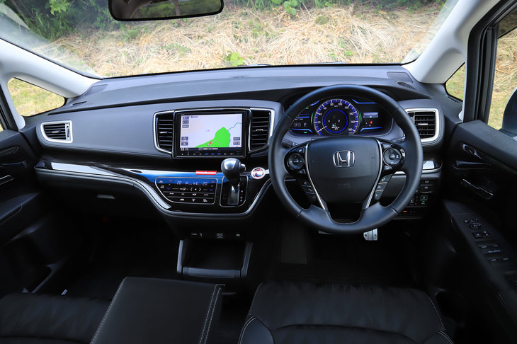 テスト車のインテリアには、ドライカーボン製のミラーカバーやアルミ製のスポーツペダル、スポーツマット、ロゴ入りのパワースイッチなどの無限パーツが備わっていた。