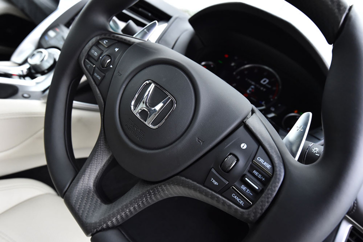 インナーフレームにマグネシウムが採用されたステアリングホイール。スポーク部にはクルーズコントロールのスイッチが備わる。