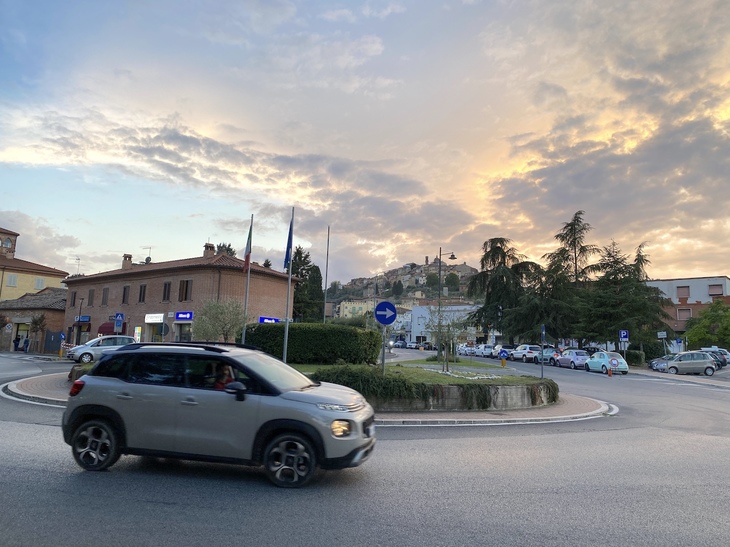 駅前ロータリー。この地域の他の村同様、駅は旧市街（写真奥）から、かなり離れている。