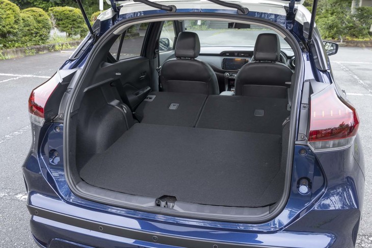 後席使用時の荷室容量は276リッターで、FWDモデルから147リッターも減少。4WDモデルのほうが荷室の室内高が190mm小さく（床が高い）、後席の背もたれを倒すと荷室の床のほうが高くなってしまう。