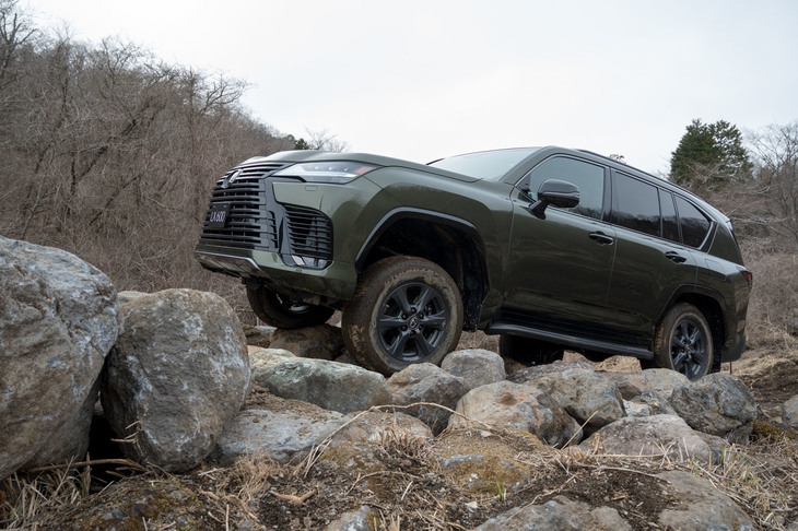 「LX600“オフロード”」は、フロント、センター、リアに3つのデフロックを装備するほか、265/65R18という偏平率の高いタイヤを装着。ただし、クルマのキャラクターの違いから、「トヨタ・ランドクルーザーGRスポーツ」に備わる「E-KDSS」は採用されていない。