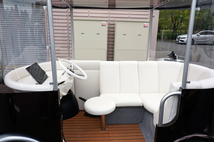 運転席はスツールで、その後ろには高級ソファのようなシートが備わる。北欧テイストを得意とする京都の家具メーカー、二葉工業が内装を手がけた。