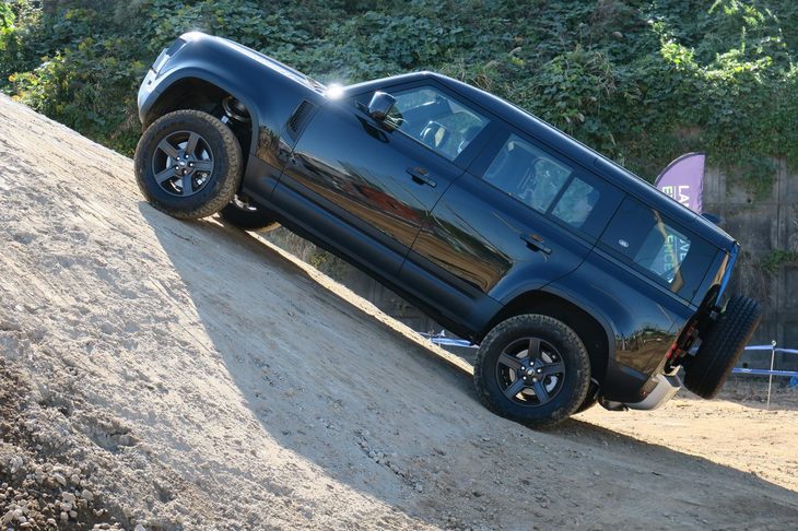 続いて急斜面の登坂に挑戦。高さ4m、斜度30°の山に「ディフェンダー」で挑む。