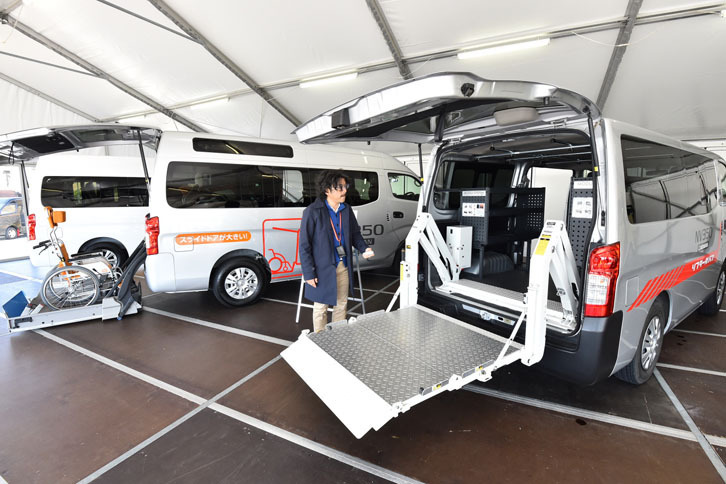 「NV350キャラバン」をベースにした特装車。写真右がリフト機能を備えた「リフター」、その左隣が車いす用リフターを持つ「チェアキャブ」。