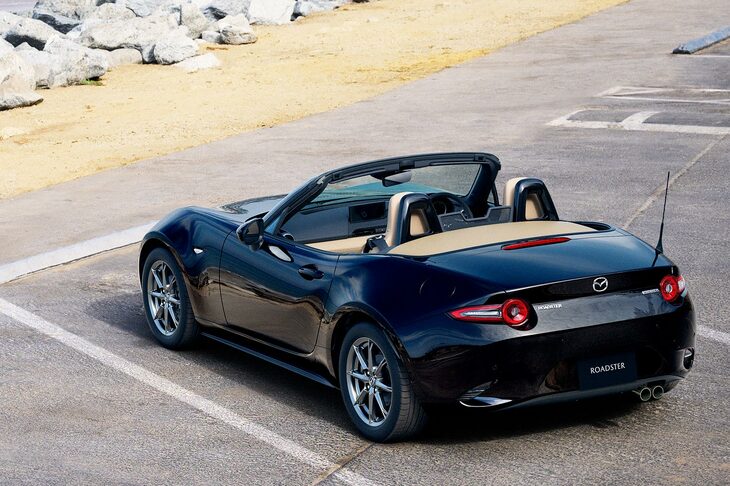 新グレードの「SレザーパッケージVセレクション」。タンカラーのインテリアとベージュのインシュレーター付きソフトトップ、ナッパレザーのシートを備えた、クラシックなイメージの上級グレードだ。