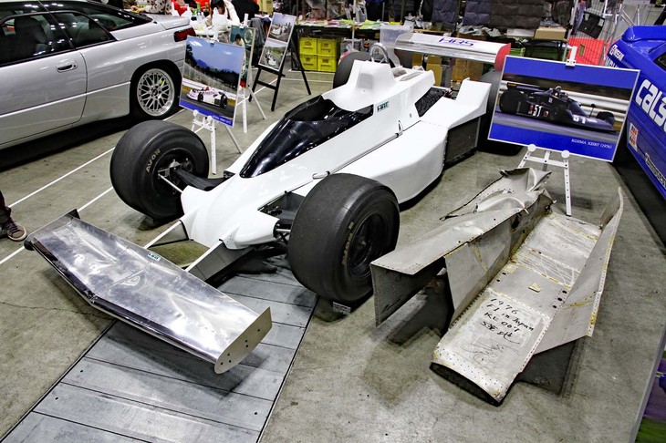 サラッと展示されていたコジマエンジニアリング製の国産F1マシン「KE009」（左）。右のひしゃげたアルミパネルは、「1976 F1 in Japan KE007 蓮池」と書かれているので、1976年のF1世界選手権 in Japanの予選でクラッシュした「KE007」のボディーパネルか？