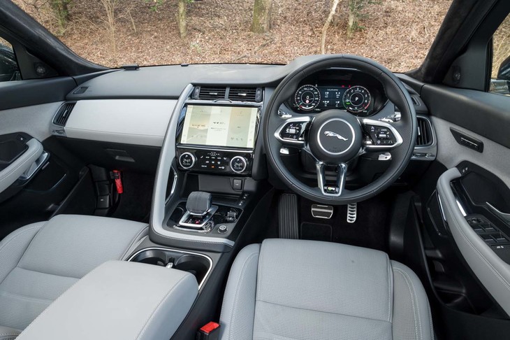 インテリアカラーは薄いグレーの「クラウド」。上下に湾曲したセンタースクリーンやバイワイヤ式のシフトセレクターなど、上級モデルの「Fペース」と同等の装備が与えられるのが最新モデルの特徴。