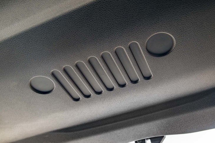 リアハッチのインナーパネルもこんな形状に。