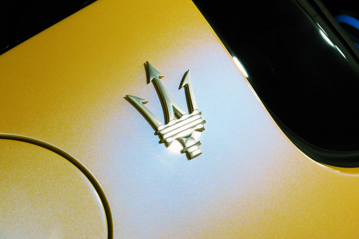 マセラティMC20（エンブレム）