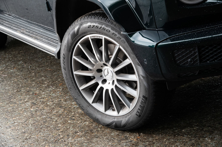 「AMGライン」に含まれる20インチホイールと275/50R20サイズのタイヤ。ワイドフェンダーも同オプションパッケージの一部で、装着すると全幅が1930mmから1985mmに拡幅する。