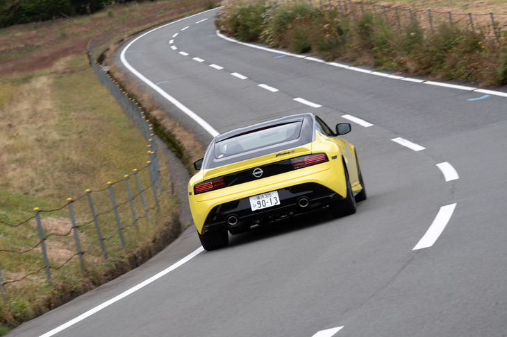 新型「フェアレディZ」のプラットフォームは先代にあたる「Z34」のものと基本的に共通。ボディー剛性の強化やフロントサスペンションのジオメトリー変更などにより、直進安定性を高めている。