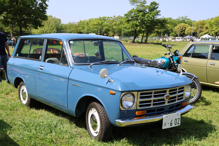 「LM700」。「S600」用を拡大してチューンを抑えたエンジンを搭載して1965年に登場した商用ライトバンが「L700」で、LM700はそのデラックス版。ピックアップの「P700」も存在したが、1966年にはそろってエンジンを拡大して「L800」「P800」となった。いずれにしろ、相当なレア車である。