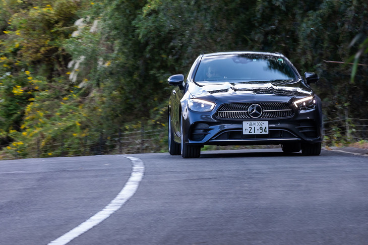 「E300クーペ スポーツ」には、車速や走行条件に応じてダンピング特性や車高を自動的に調整する電子制御式エアサスペンションシステムが標準装備されている。