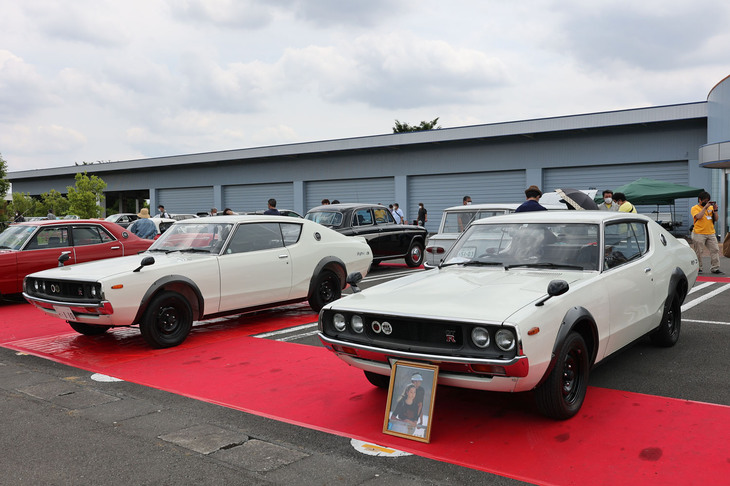 2台並んだ、ほぼフルノーマルの1973年「日産スカイライン ハードトップ2000GT-R」（KPGC110）。GT-R史上唯一となるレース参戦歴のないモデルだが、生産台数197台といわれる希少性ゆえに国産旧車界では「トヨタ2000GT」に次ぐ高い相場価格を維持している、ケンメリのGT-R。