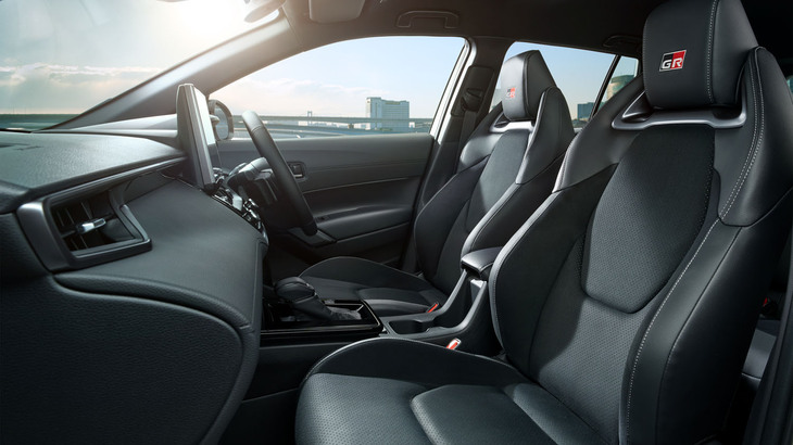 スエード調表皮が用いられた専用スポーツシート。