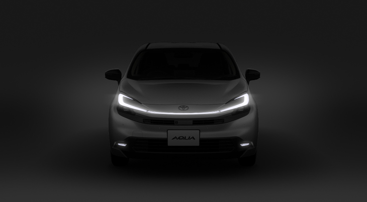 「Z」グレードは左右のヘッドランプをつなぐセンターランプ・LEDアクセサリーランプも装備する。